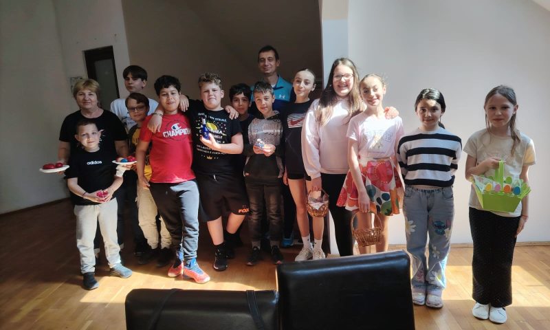 Tradiții păstrate cu bucurie la Deta – Udatul Fetelor de Paști